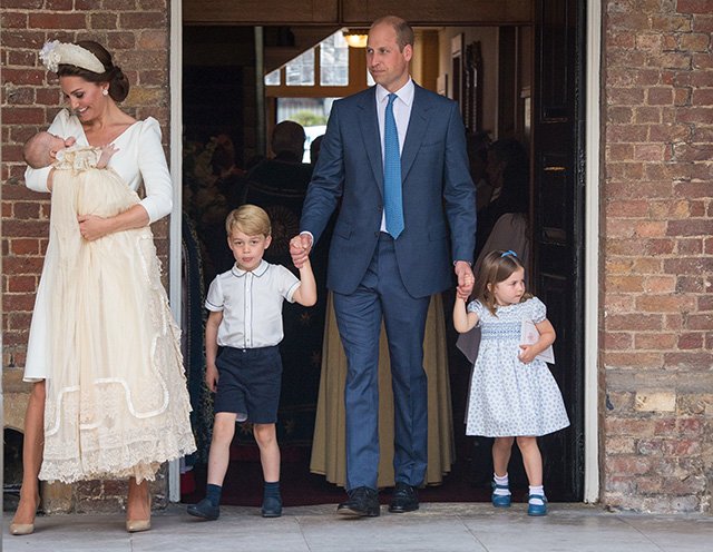 Кейт Миддлтон с принцем Луим, принц Джордж, принц Уильям, принцесса Шарлотта
