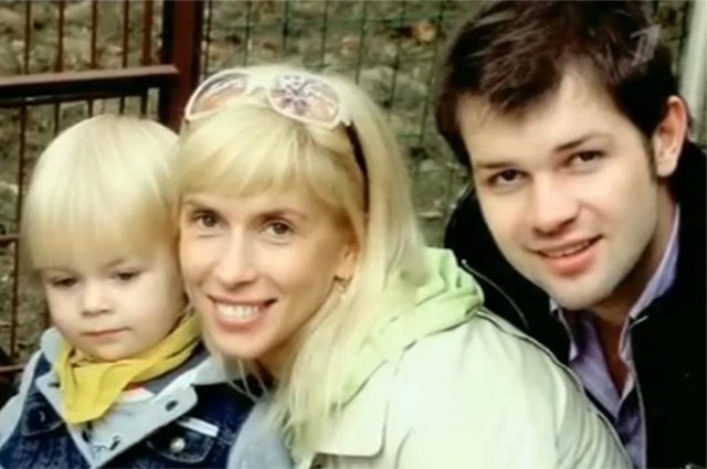 Дмитрий Мирошниченко и Алена Свиридова с сыном Григорием