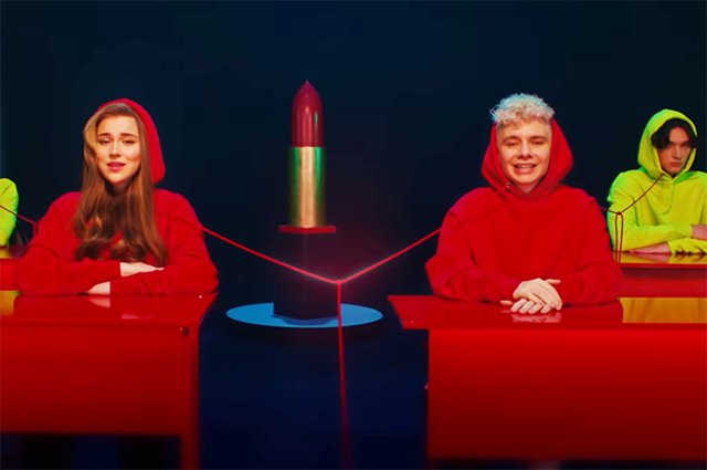 Микелла Абрамова и Гэри Грей в клипе на песню 