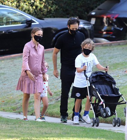 Натали Портман с мужем и детьми на прогулке