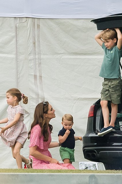 Кейт Миддлтон с детьми: принцессой Шарлоттой, принцами Луи и Джорджем
