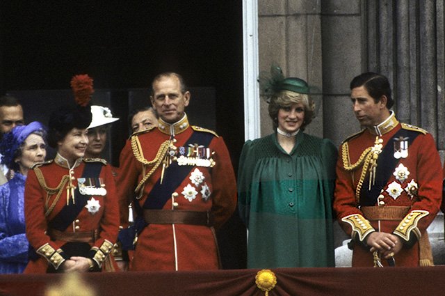 Королева Елизавета II, принц Филипп, принцесса Диана и принц Чарльз