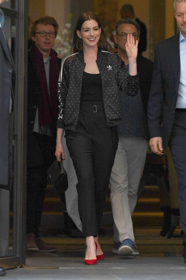Anne Hathaway: Out in London -04