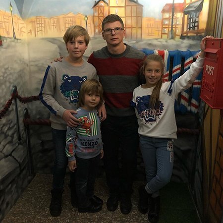 Андрей Аршавин с сыновьями Артемом и Арсением и дочерью Яной