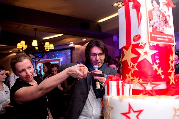Анна Бурашова и Андрей Малахов разрезают праздничный торт