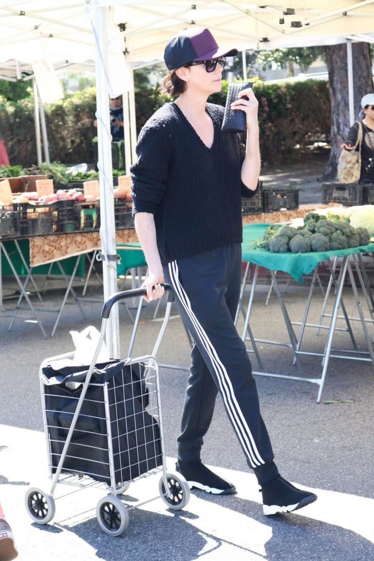 Charlize Theron: Shopping at the Farmers Market -03