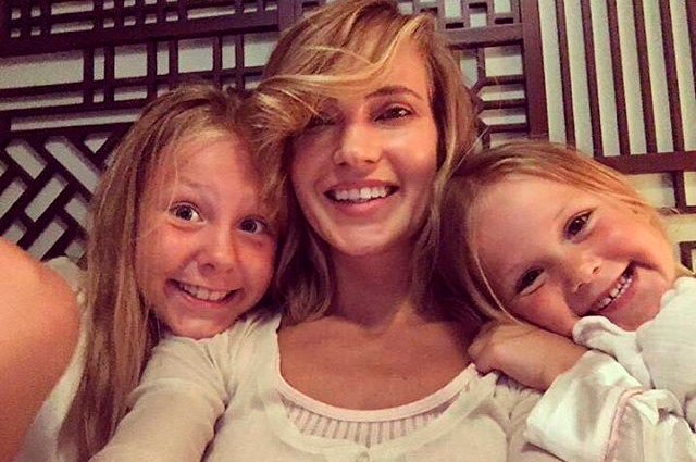 Наталья Ионова с дочерьми