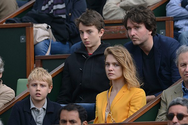 Антуан Арно и Наталья Водянова с сыном Лукасом на футбольном матче