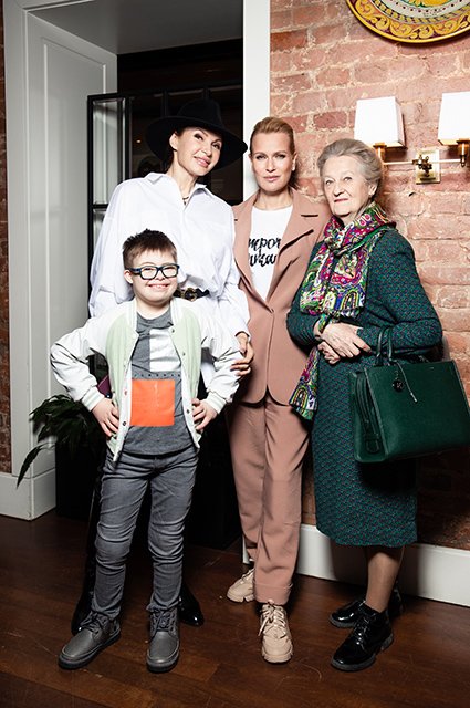 Эвелина Бледанс с сыном и Олеся Судзиловская с мамой