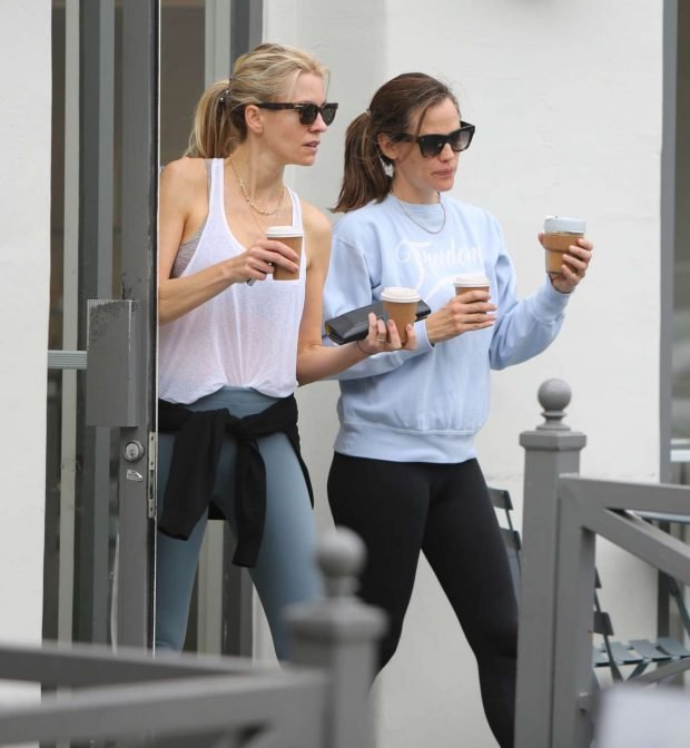 Jennifer Garner: Leaves the gym and grabs coffee in Brentwood-01
