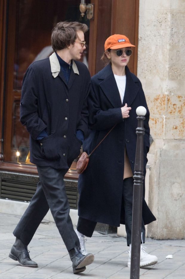 Natalia Dyer and Charlie Heaton: Out and about in Paris -01