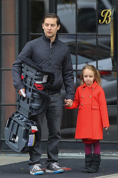 Голливудский актер Тоби Магуайр с дочкой Руби в Нью-Йорке
