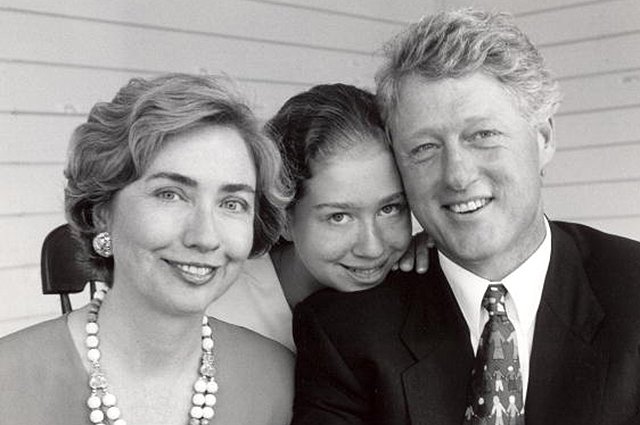 Билл и Хиллари Клинтоны с дочерью Челси