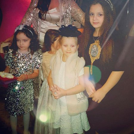 Алла-Виктория с дочерьми Стаса Михайлова