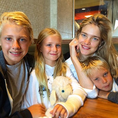 Наталья Водянова с детьми - Лукасом, Невой и Виктором