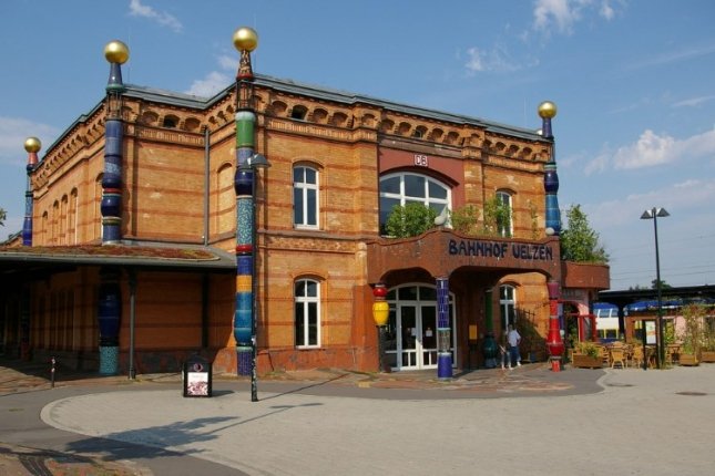 Вокзал в Ульцене. Во время ВОВ станция была частично разрушена, а затем архитектор ее реставрировал. Сегодня это одна из главных достопримечательностей города.