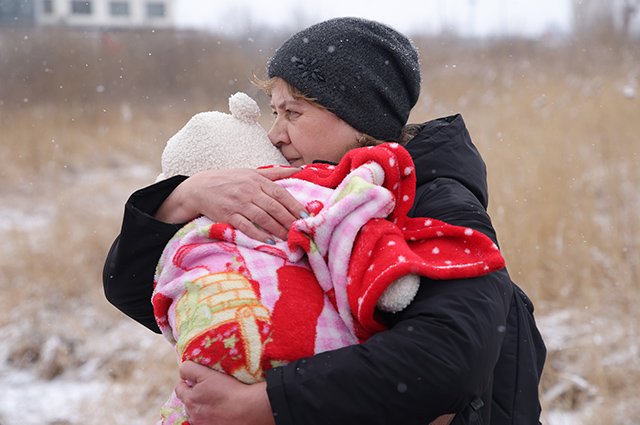 Женщина с ребенком покидает Украину