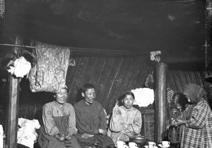 Интерьер якутского чума и группа сидящая вокруг чайных чашек. Россия, Якутия, 1902 год.