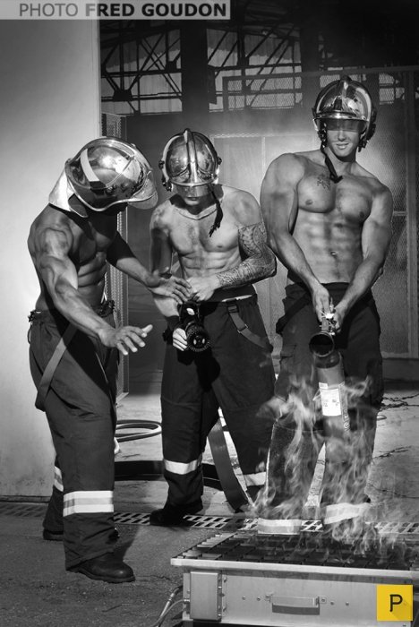 Впечатляющий календарь на 2017 год от французских пожарных (8 фото)