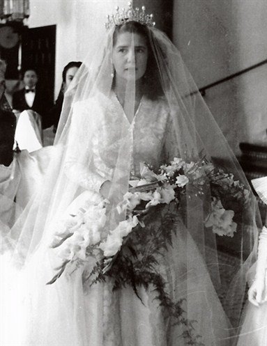 http://1.bp.blogspot.com/-CHDR7HKbcGo/Tkh1Xnrgs9I/AAAAAAAADNk/_oUzjZYaqEk/s1600/Duchess+of+Alba+Wedding+Gown+5.jpg