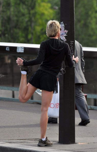Renee Zellweger - Renee Zellweger Jogs in Paris
