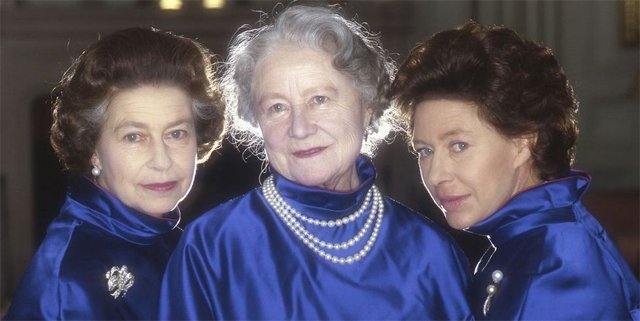 Королева Елизавета II, королева-мать и принцесса Маргарет, 1980 год. Одинаковые наряды трех женщин призваны подчеркнуть преемственность и тесную связь