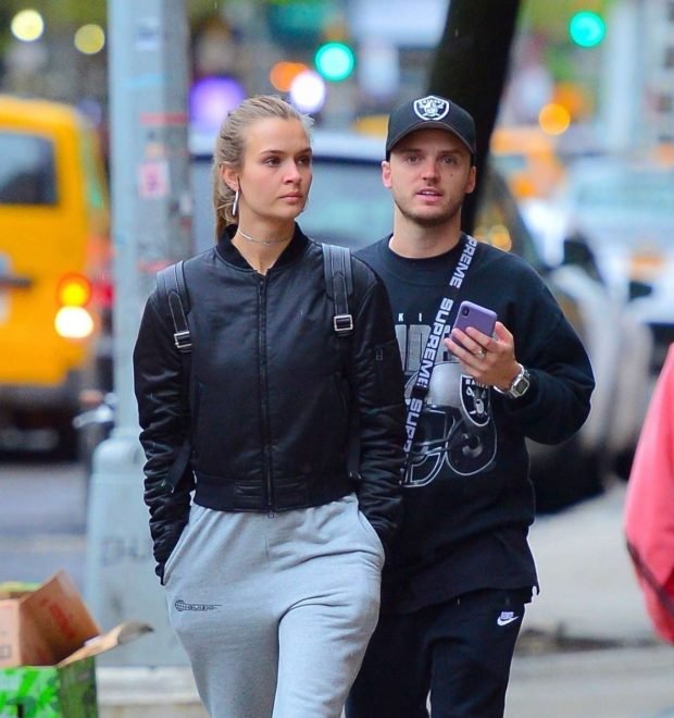 Josephine Skriver and Alexander DeLeon: Shopping in NYC -01
