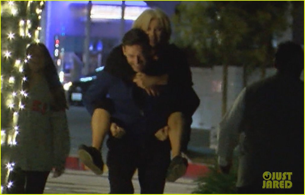 hugh jackman gives wife piggyback ride 014325190
