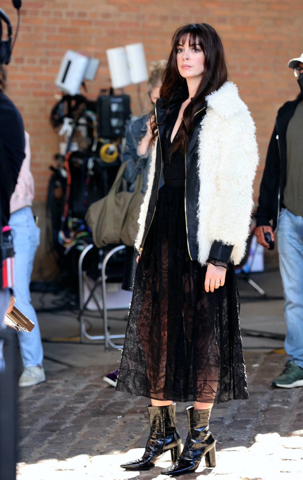 Anne Hathaway - Pictured filming a photoshoot scene at the Apple Tv WeCrashed set in Dumbo