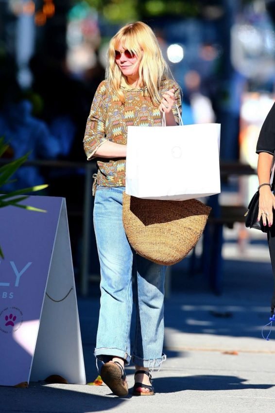 Kristen Dunst â Shopping with a friend in West Hollywood-03