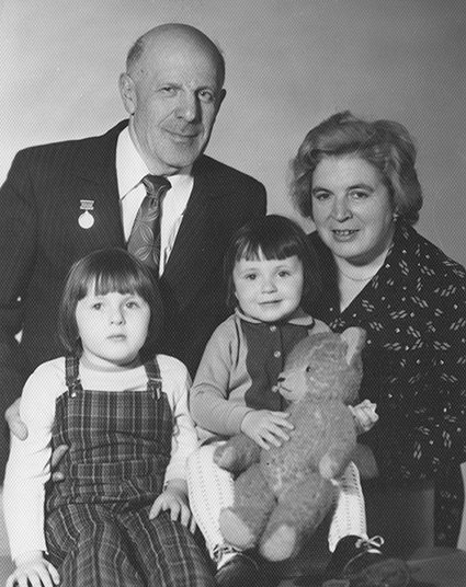 Родители Бориса Березовского Абрам Маркович и Анна Александровна с внучками Лизой и Катей, 1976 год