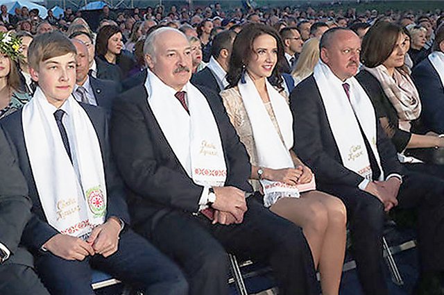 Сын президента Коля Лукашенко, Александр Лукашенко, Кристина Неверо и помощник главы государства Николай Корбут