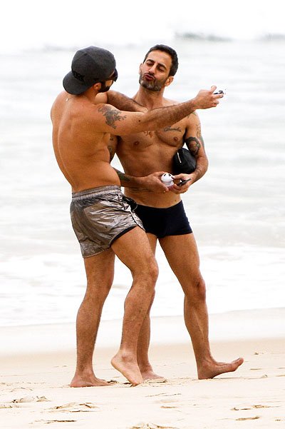 Гарри Луис и Марк Джейкобс на пляже Ипанема в Рио-де-Жанейро