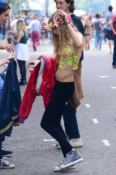 Кара Дельвинь на Ноттинг-хиллском карнавале в Лондоне