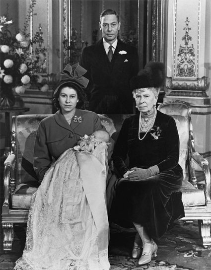 Королева Елизавета II с сыном Чарльзом, бабушкой, королевой Марией, и отцом, королем Георгом VI 