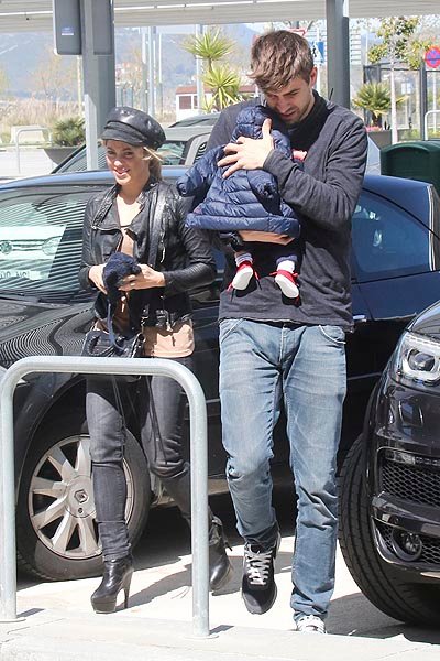 Шакира и Жерар Пике с сыном Миланом