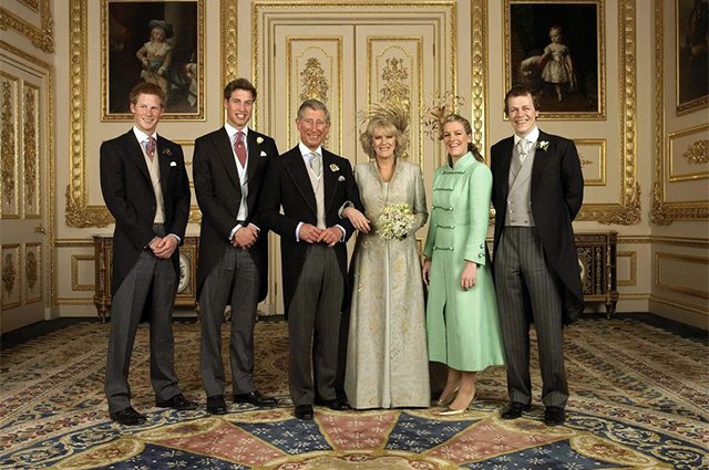 Принц Чарльз с сыновьями принцем Гарри и принцем Уильямом и Камилла Паркер-Боулз с детьми Лорой Лопес и Томом Паркер-Боулзом