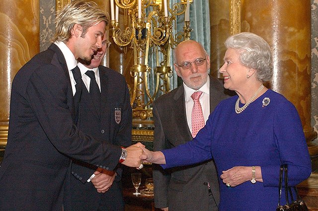 Королева Елизавета II и Дэвид Бекхэм, 2002 год