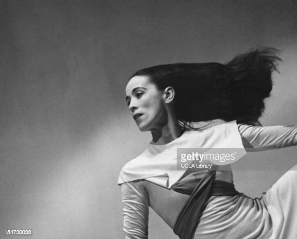https://media.gettyimages.com/photos/american-dancer-and-choreographer-martha-graham-performs-american-picture-id154730038?s=612x612