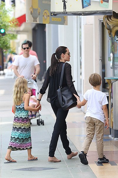 Анджелина Джоли с детьми Нокс и Вивьен