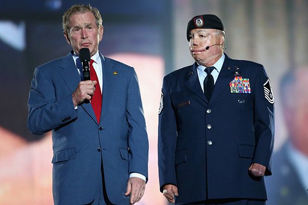 джордж Буш и солдат Израиль дель Торо