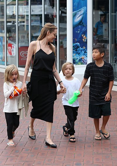 Анджелина Джоли с детьми посетили аквариум в Сиднее