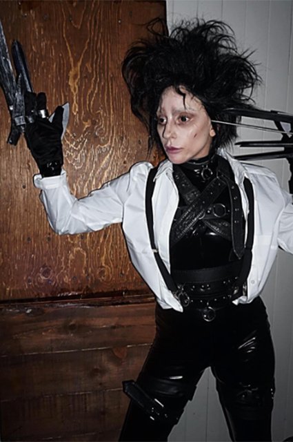 Леди Гага в образе Эдварда Руки-Ножницы, 2017 год