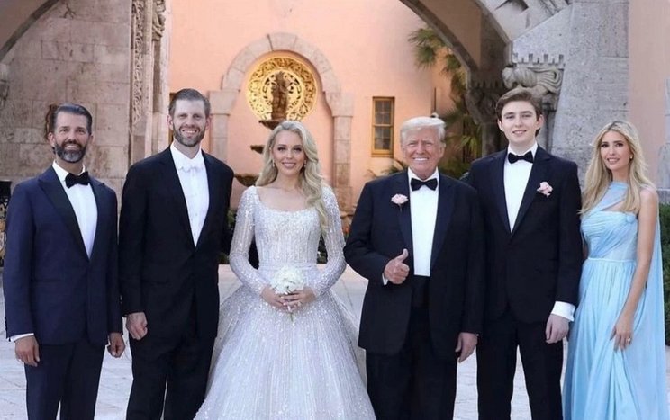 Тиффани Трамп с отцом, сестрой Иванкой, братьями Дональдом, Эриком и Бэрроном
