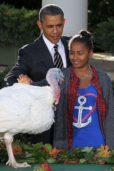 Барак Обама с дочками Сашей и Малией на церемонии помилования индейки