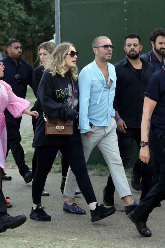 Adele â Holds Hands with a male Friend en Route to watch Celine Dion-03