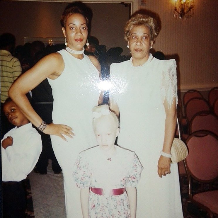Диандра Форрест в детстве с мамой и бабушкой (на заднем плане брат модели)/Instagram*