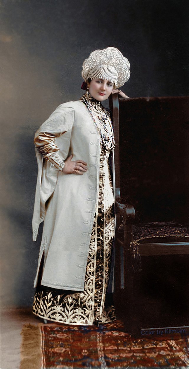 Великолепие костюмированного бала Романовых в раскрашенных фотографиях 1903 года 13