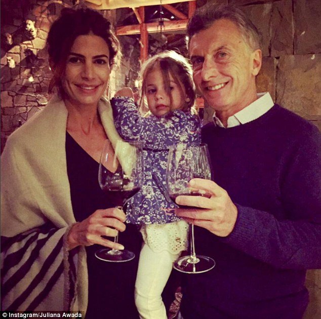 У пары есть четырехлетняя дочь Валентина, и она поделилась этой фотографией семьи, празднующей Новый год с бокалами красного вина 