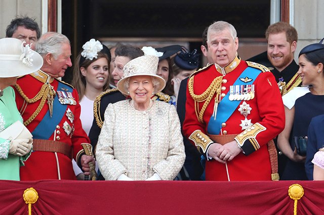 Принц Чарльз, королева Елизавета II и принц Эндрю